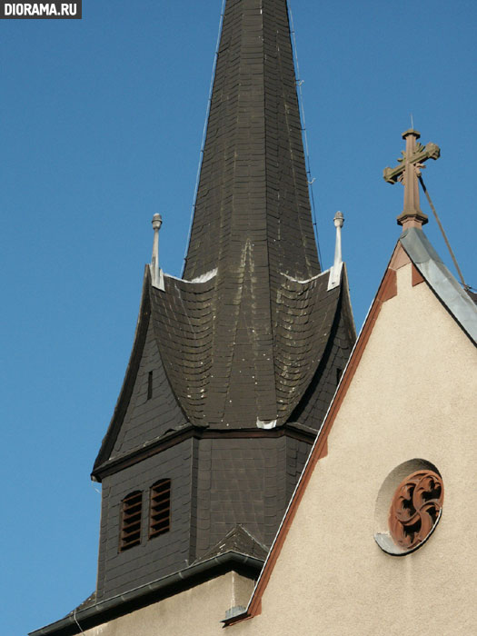 Church facade, Linz, West Germany (Library Diorama.Ru)