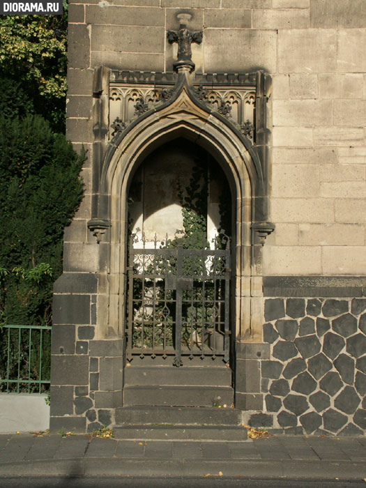 Church entrance, Linz, West Germany (Library Diorama.Ru)