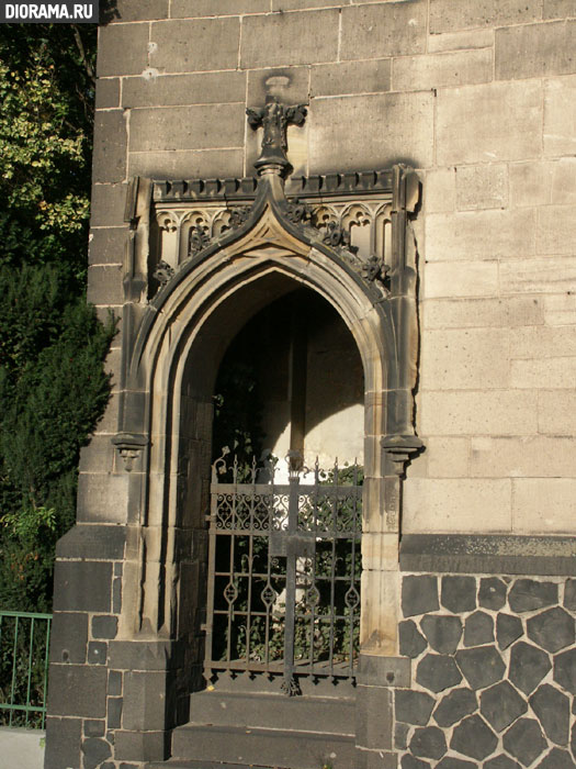 Church entrance, Linz, West Germany (Library Diorama.Ru)