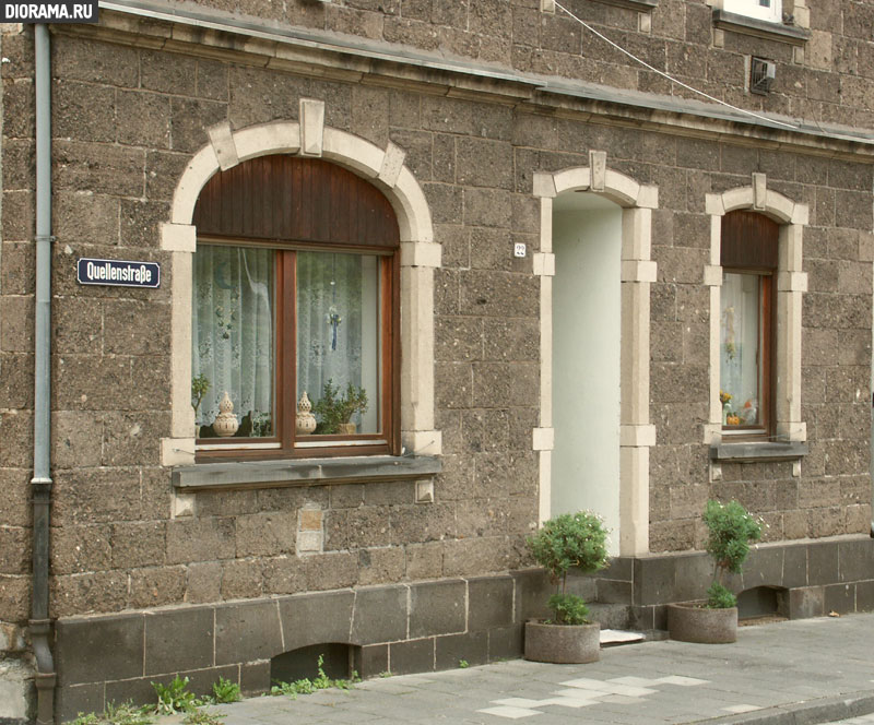 Stone house facade, Brohl, West Germany (Library Diorama.Ru)