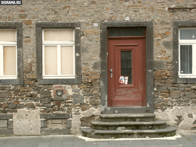 Stone house facade, Brohl, West Germany (Library Diorama.Ru)