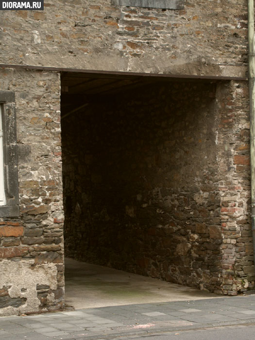 Stone house gateway, Brohl, West Germany (Library Diorama.Ru)