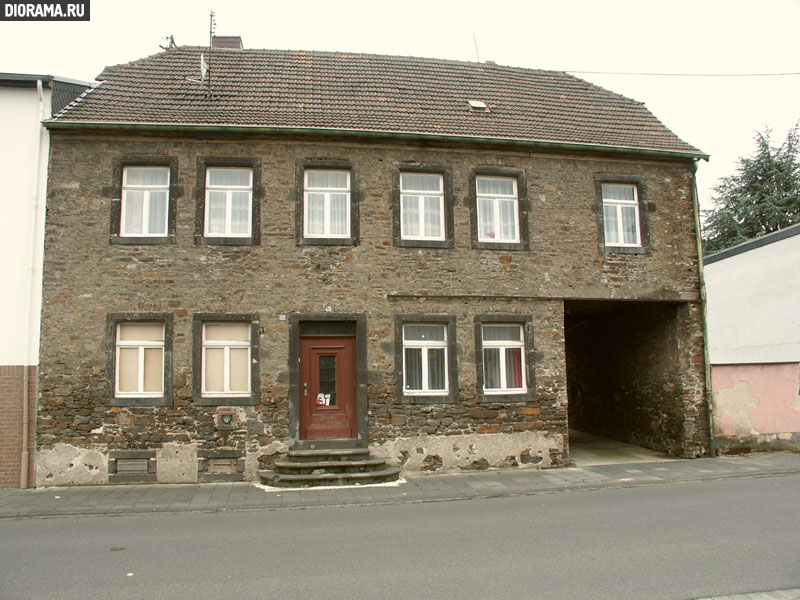 Stone house facade, Brohl, West Germany (Library Diorama.Ru)