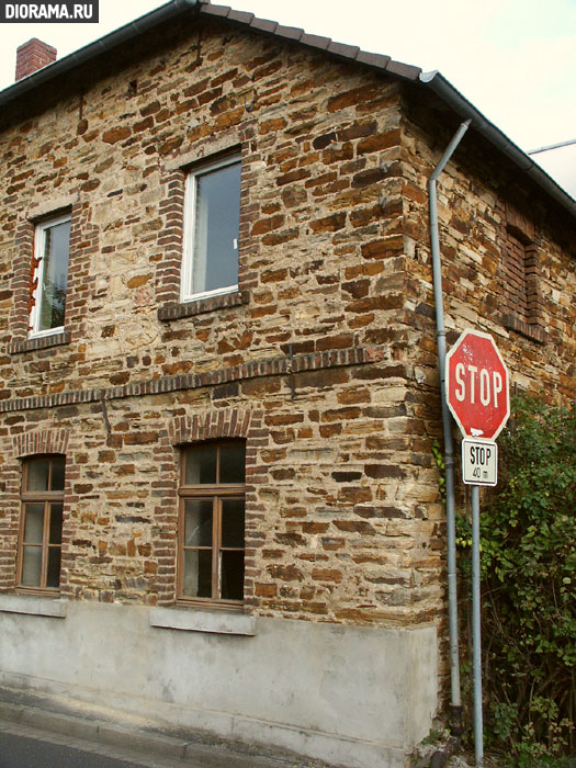 Stone house facade, Ahrweiler, West Germany (Library Diorama.Ru)