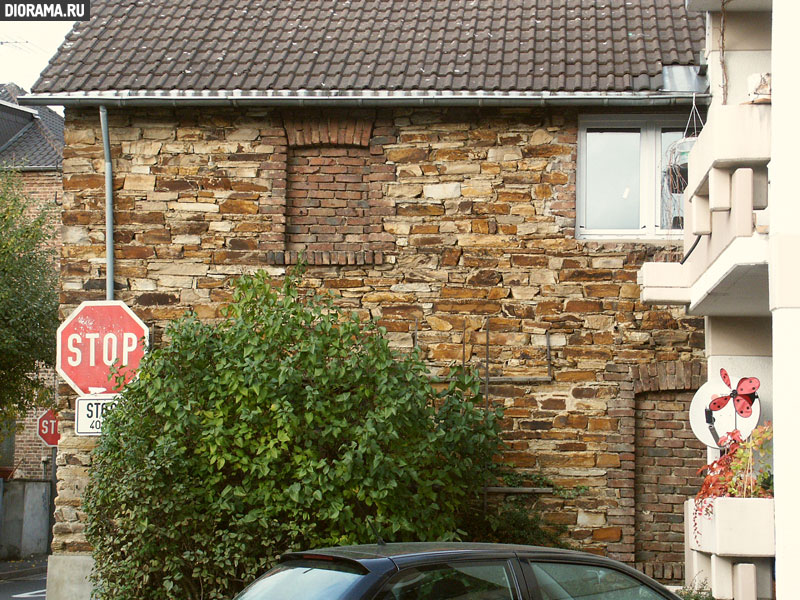 Stone house facade, Ahrweiler, West Germany (Library Diorama.Ru)