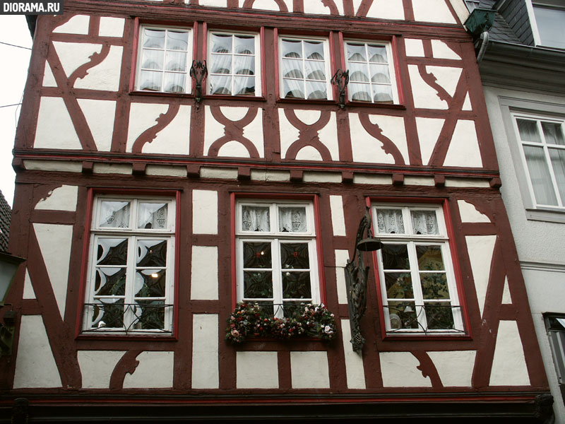 Halftimber house facade, Linz, West Germany (Library Diorama.Ru)