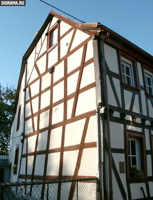 Halftimber house facade, Erpel, West Germany (Library Diorama.Ru)