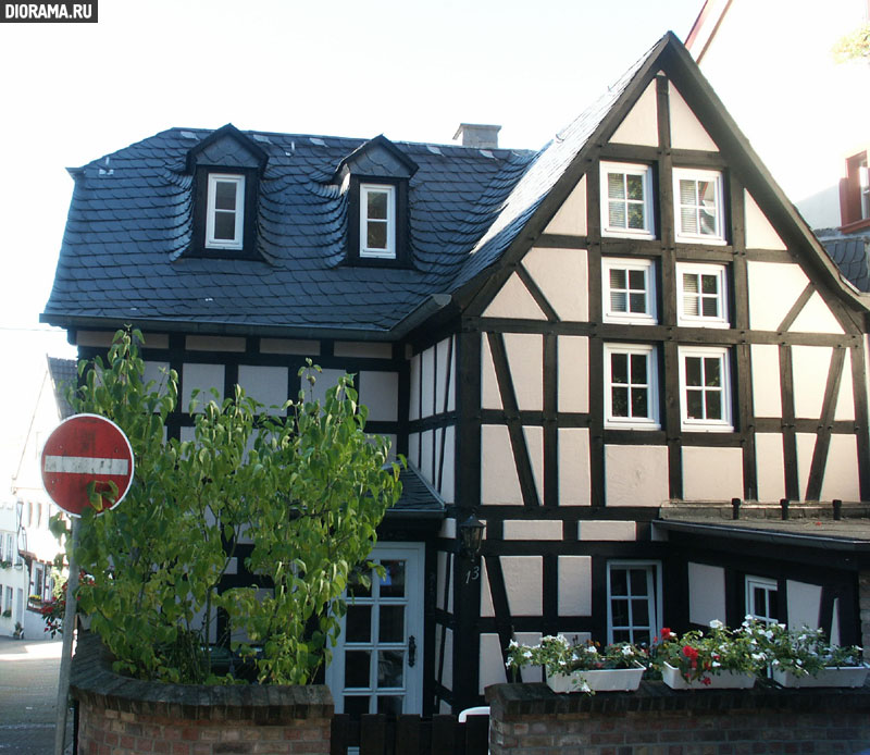 Halftimber house facade (modern replica), Linz, West Germany (Library Diorama.Ru)