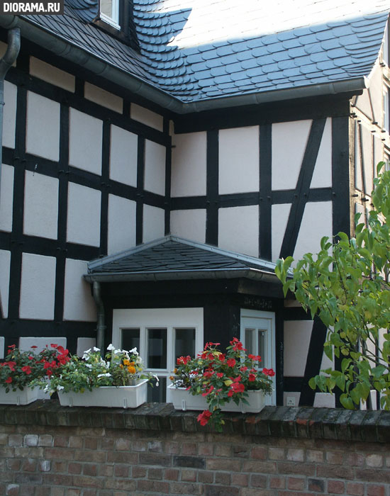 Halftimber house facade (modern replica), Linz, West Germany (Library Diorama.Ru)