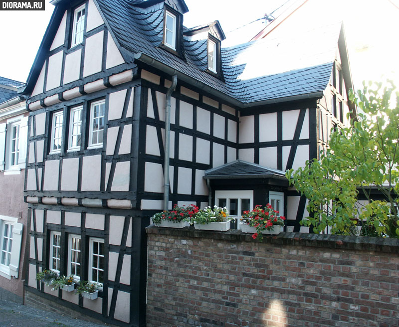 Halftimber house facade (modern replica), Linz, West Germany (Library Diorama.Ru)