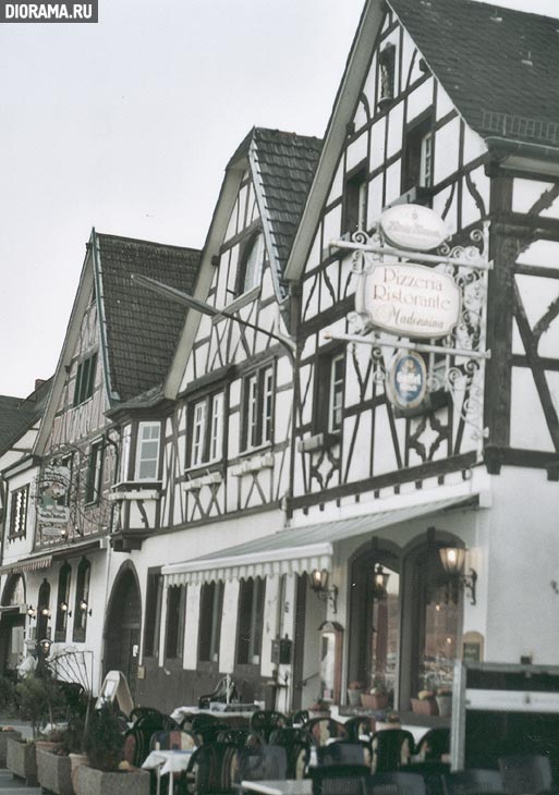 Старые здания вдоль набережной на Рейне., Бад Брайзиг, Западная Германия (Копилка Diorama.Ru)