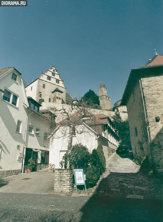 Строения замка нависают над городскими дворами., Кронберг, Западная Германия (Копилка Diorama.Ru)