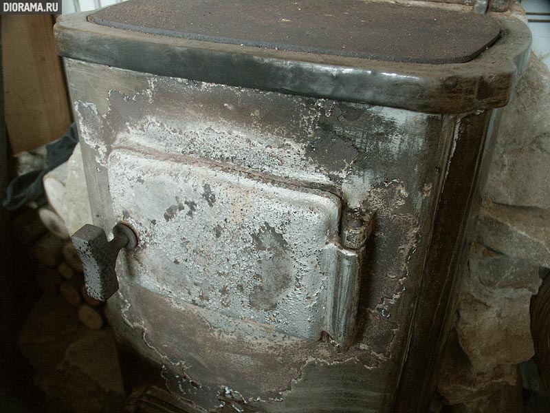 Чугунная эмалированная печь, фрагмент (Копилка Diorama.Ru)