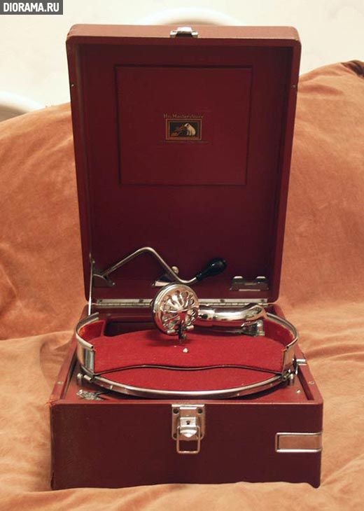 HMV #5A portable gramophone, 1930s (Library Diorama.Ru)