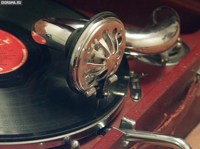 HMV #5A portable gramophone, 1930s. (Library Diorama.Ru)