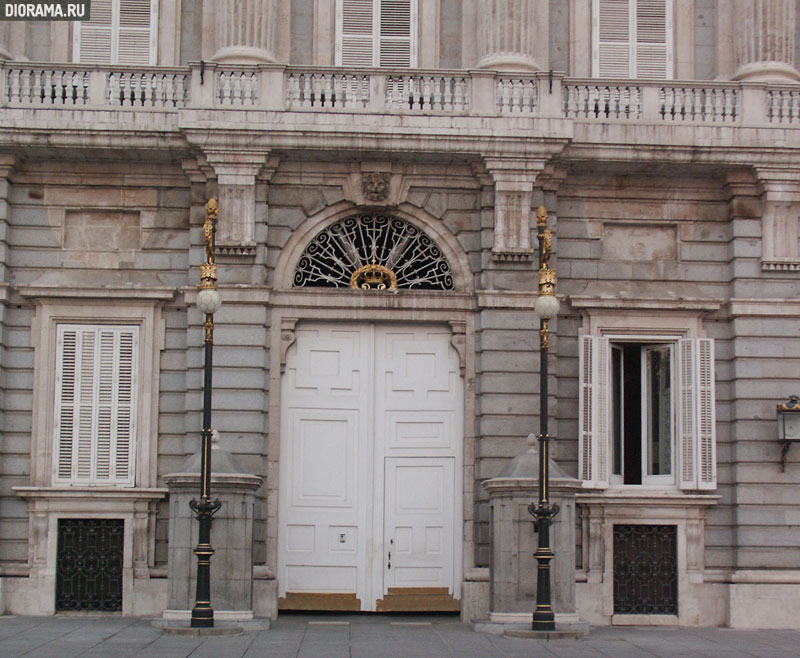 Administrative building door, Madrid (Library Diorama.Ru)