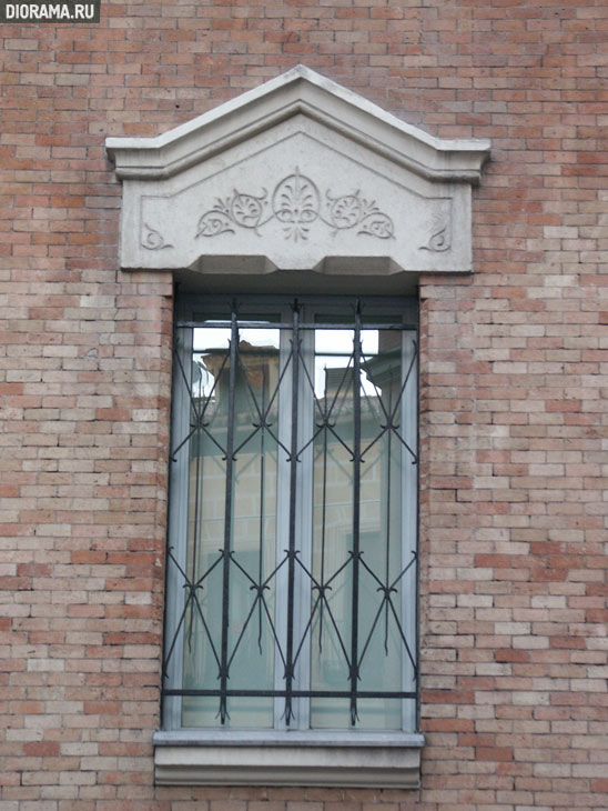 Apartment house window, Madrid (Library Diorama.Ru)