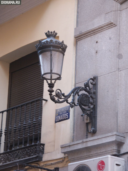 Фонарь на стене здания, Мадрид (Копилка Diorama.Ru)