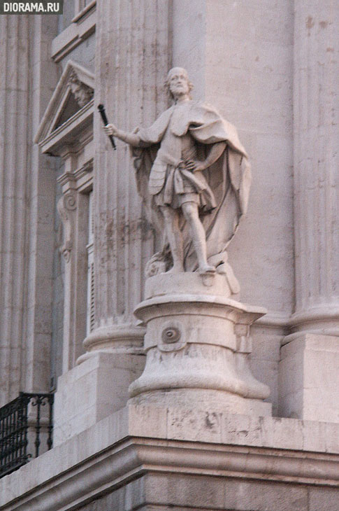 Statue on the building corner, Madrid (Library Diorama.Ru)