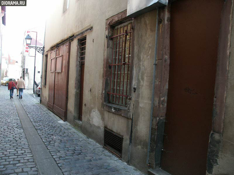 Wall, Sarreguemines, Lorraine, France (Library Diorama.Ru)