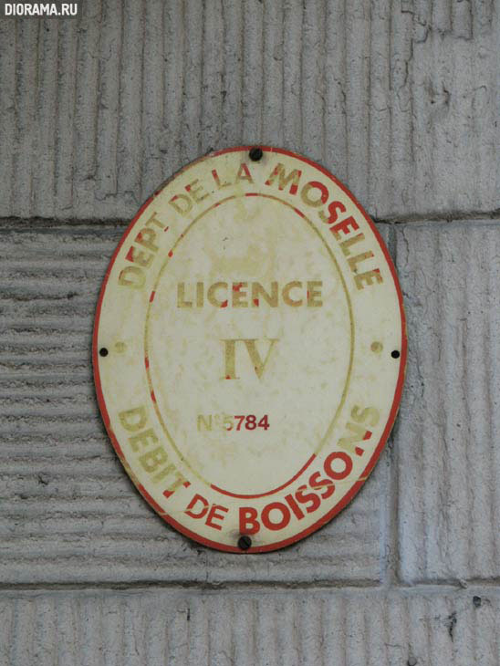 License plate of drinks shop, Sarreguemines, Lorraine, France (Library Diorama.Ru)