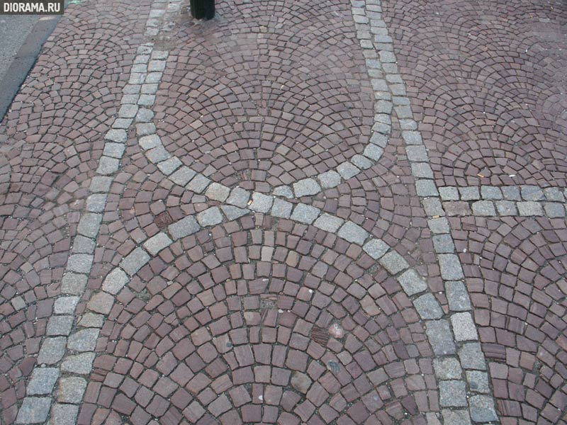 Patterned pavement, Sarreguemines, Lorraine, France (Library Diorama.Ru)