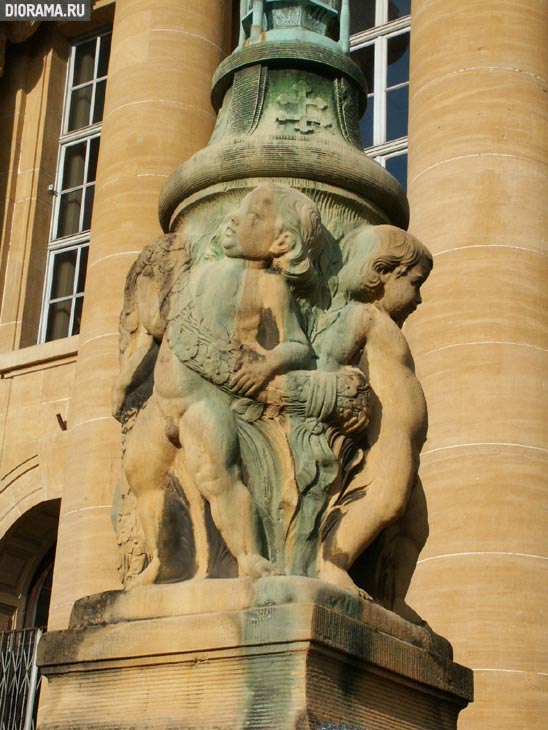 Статуя перед фасадом здания, г. Саргемин, Лотарингия (Копилка Diorama.Ru)