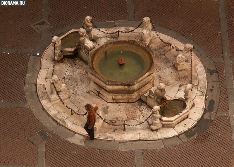 Фонтан на городской площади, Бергамо (Копилка Diorama.Ru)