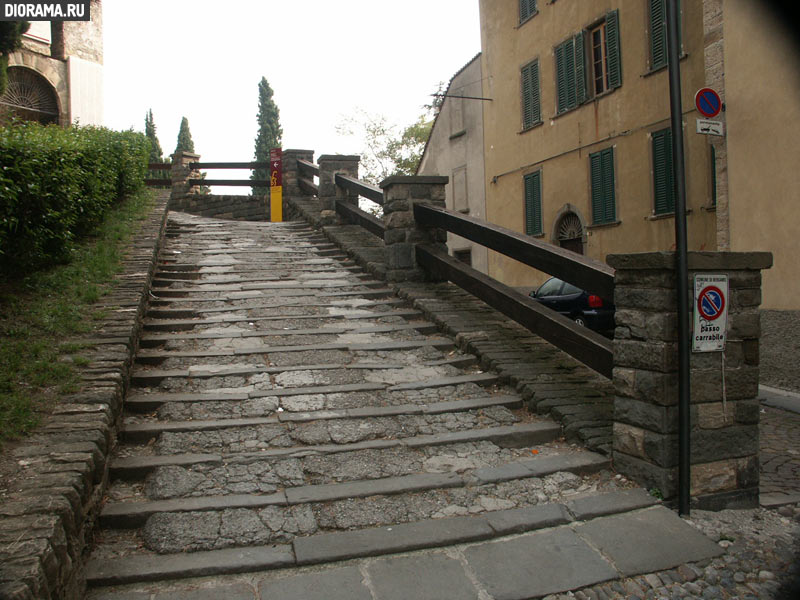 Brick pavement with footsteps, Bergamo (Library Diorama.Ru)