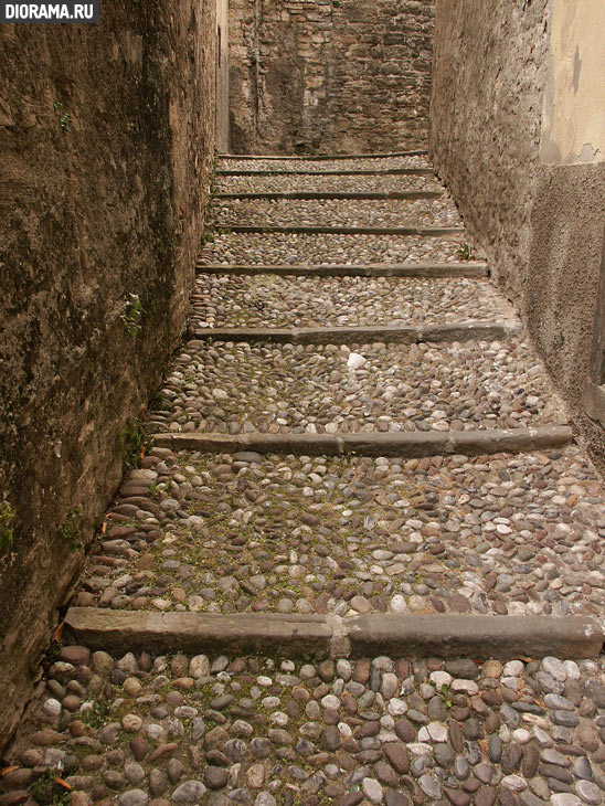Brick pavement with footsteps, Bergamo (Library Diorama.Ru)