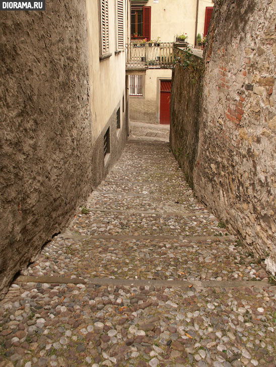 Brick pavement with footsteps, Bergamo (Library Diorama.Ru)