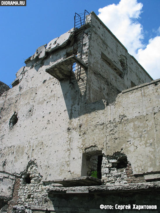 Ruinous building, Novorossiysk, Russia (Library Diorama.Ru)