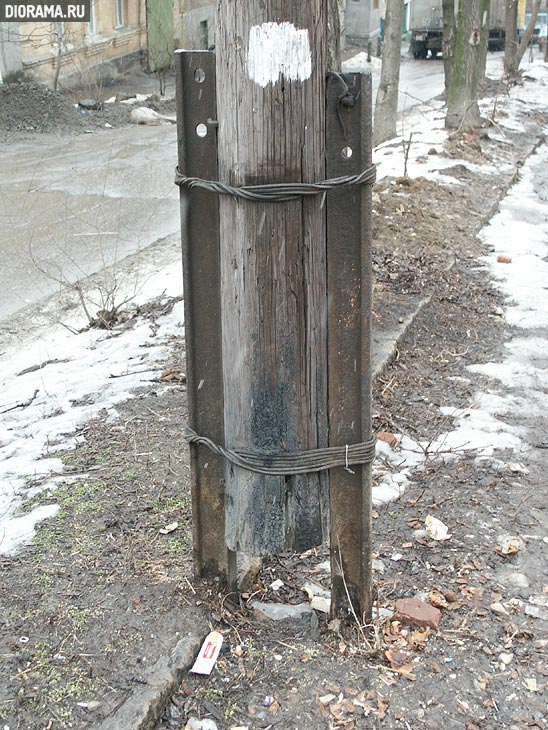 Pole stand made from two rails, Rostov-on-Don, Russia (Library Diorama.Ru)