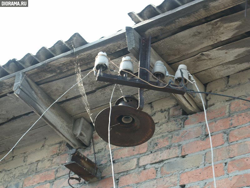 Electric wiring on coal-storage yard wall, Kalinin, Rostov region, Russia (Library Diorama.Ru)