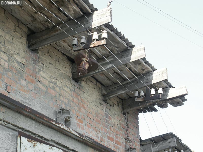 Electric wiring on coal-storage yard wall, Kalinin, Rostov region, Russia (Library Diorama.Ru)