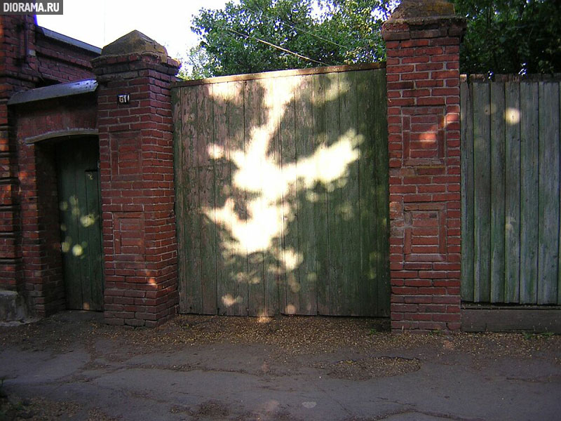 Wooden gate with separate wicket, Taganrog, Russia (Library Diorama.Ru)