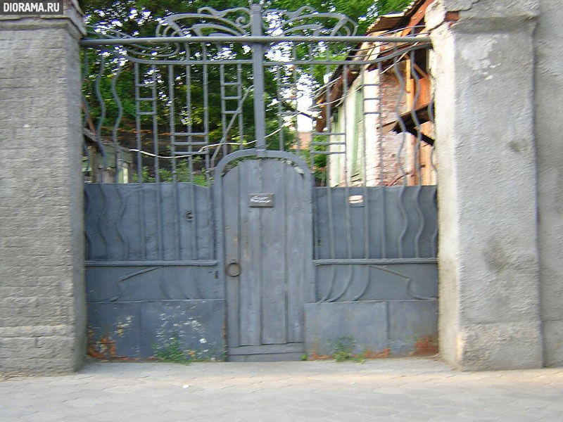 Wooden wicket on forged fence, Taganrog, Russia (Library Diorama.Ru)