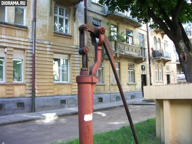 Водопроводная колонка, Украина, г. Львов (Копилка Diorama.Ru)