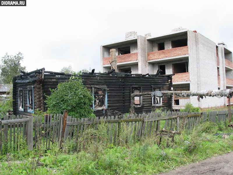 Loghouse after fire, Kharovsk, Vologda region, Russia (Library Diorama.Ru)