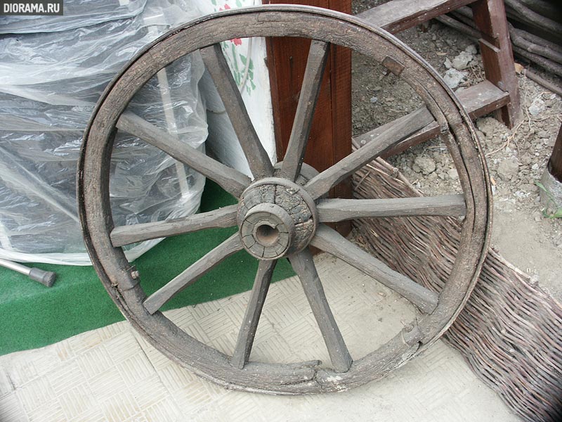 Wheel of typical ukrainian peasant cart, Sudak, Crimea (Library Diorama.Ru)