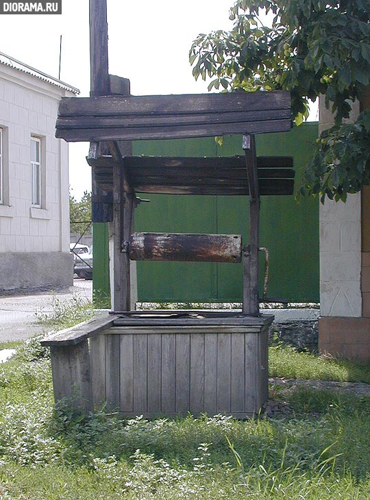 Wooden well with bench and awning, Chaltyr, Rostov region, Russia (Library Diorama.Ru)