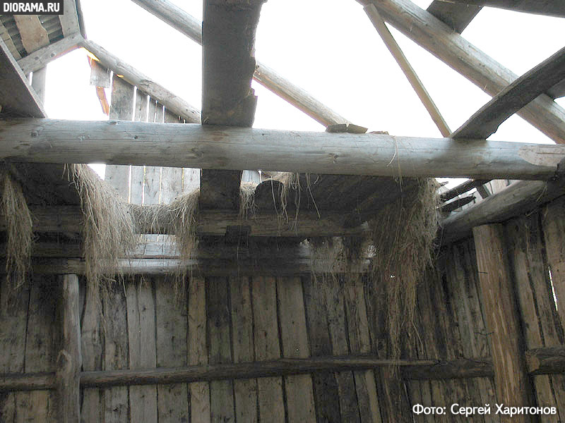 Abandoned wooden barn, inside, Romanovka village, Kaluga region, Russia (Library Diorama.Ru)