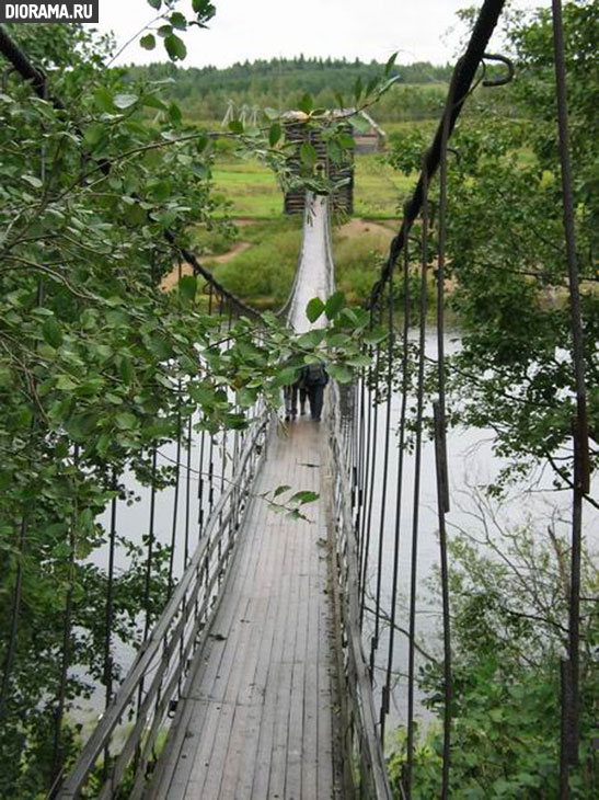 Suspension bridge over Kubena river, Kharovsk, Vologda region, Russia (Library Diorama.Ru)