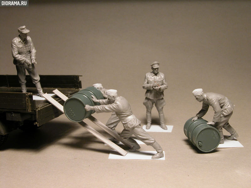Reviews: German soldiers with fuel drums, photo #8