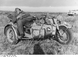 Bundesarchiv_Bild_101I-217-0499-18,_Russland-Süd,_Kradfahrer.jpg