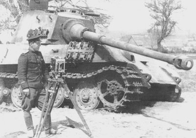 Советский фотокорреспондент у подбитого немецкого тяжелого танка PzKpfw VI «Tiger II».jpg