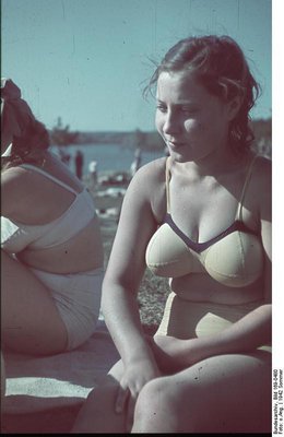 Bundesarchiv_Bild_169-0480,_Ukrainische_Frauen_beim_Sonnenbaden.jpg