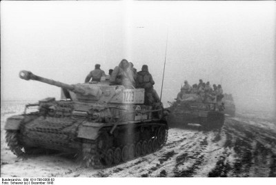 (Bundesarchiv_Bild_101I-708-0300-03,_Russland-Süd,_Panzer_IV_in_Fahrt.jpg