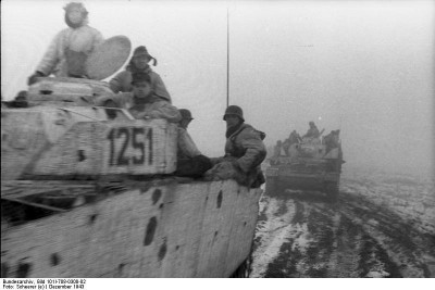 (Bundesarchiv_Bild_101I-708-0300-02,_Russland-Süd,_Panzer_IV_in_Fahrt.jpg
