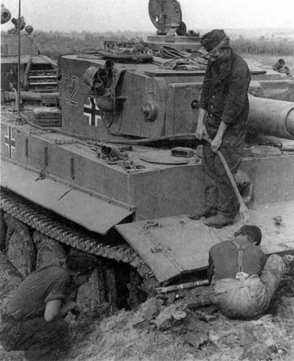 Panzerkampfwagen-Tiger-tank-stuck-mud-recovery-vehicle-training-Eastern-front-autumn3.jpg
